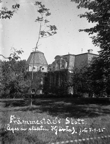 "Främmestads Slott (äges av släkten Hjärta [Hierta]). Foto 7 september 1925"