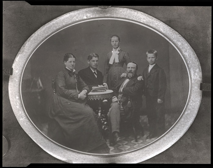 Familjen Hallgren på Gullholmen, 1870-talet