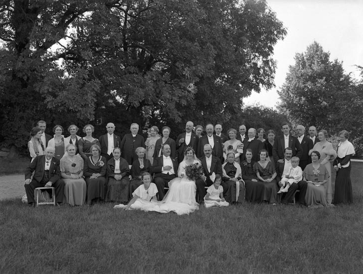 Enligt fotografens noteringar: "Brudpar Nyblom med bröllopsgäster på Saltkällan någon gång omkring 1920-33."
