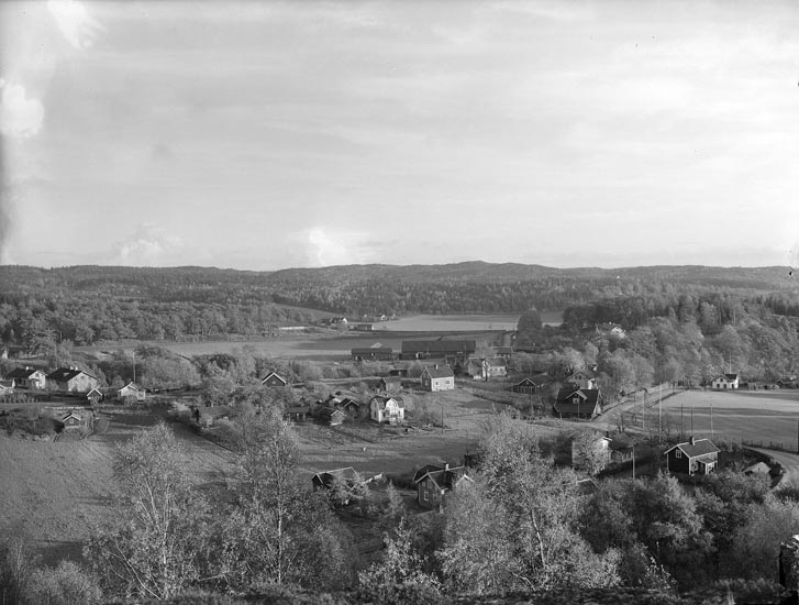 Enligt fotografens noteringar: "Lycke omkring ? nedre 1920. Munkedal utsikt från Gubbens näsa."