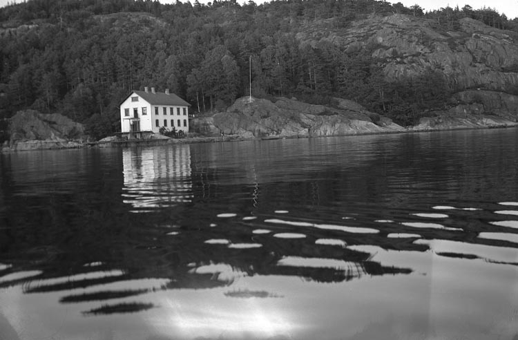 Enligt fotografens noteringar: "1936. Fiskestation vid Bornö Gullmarsfjorden".