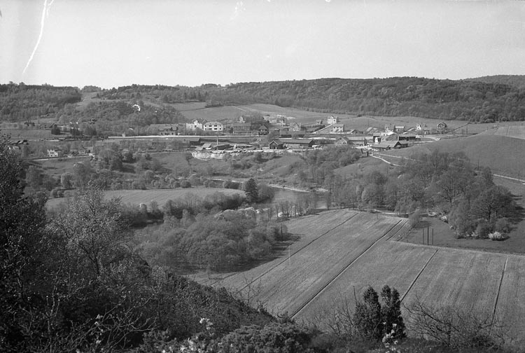 Enligt fotografens noteringar: "Utsikt från Kåvane öfver Munkedals station omkring år 1940".