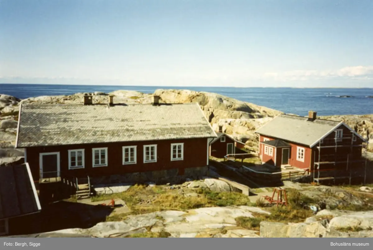 Enligt text på fotot: "Husen på Väderöbods fyrplats sedda från där den gamla fyren låg 1994".