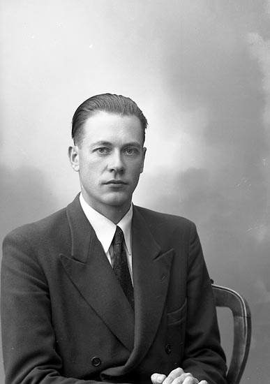 Enligt fotografens journal nr 7 1944-1950: "Bergermo, Folkskollärare Arne Berg Ödsmål".