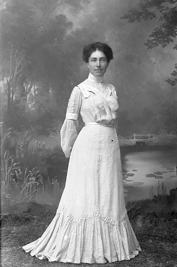 Enligt fotografens journal nr 1 1904-1908: "Halldin, Fr. Alma Samskolan Lysekil".