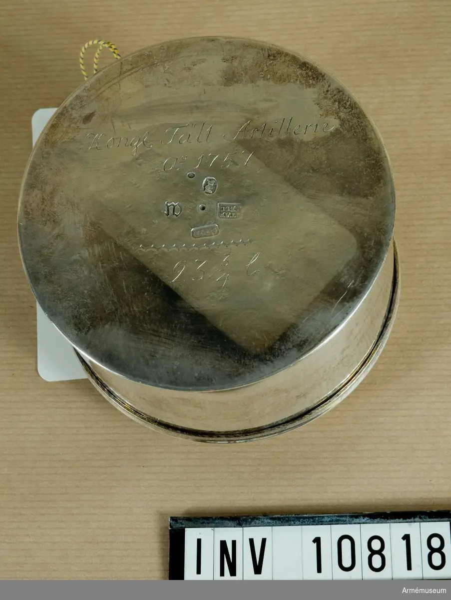 Grupp B II.
Oblatask av silver. För Kungliga Fältartilleriet. På undersidan: "Kongl Fält Artillerie" samt stämplar och siffror