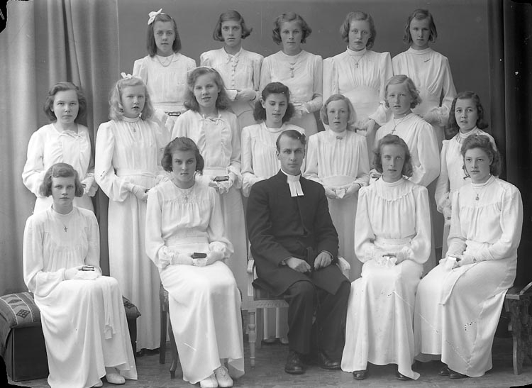Enligt fotografens journal nr 6 1930-1943: "Norums Konfirmander. Pastor Rhedin".