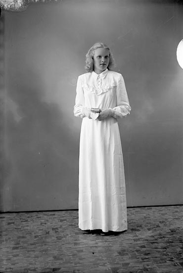 Enligt fotografens journal nr 7 1944-1950: "Johansson, Ann-Britt Apleröd, Ödsmål".