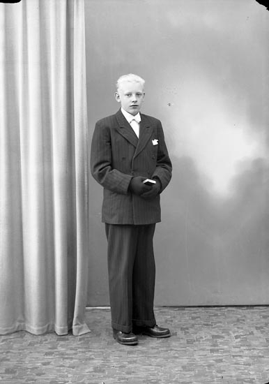 Enligt fotografens journal nr 7 1944-1950: "Johnsson, Kurt, Bräcketorp, Spekeröd".