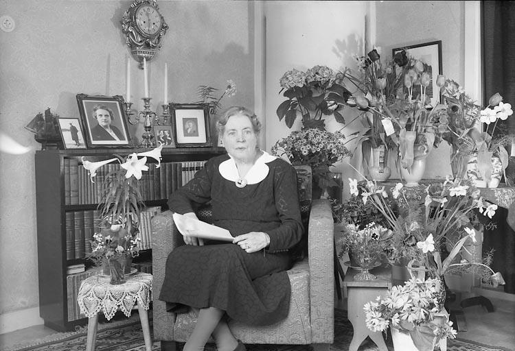 Enligt fotografens journal nr 8 1951-1957: "Johansson, Fr. Ester Stenungsund".