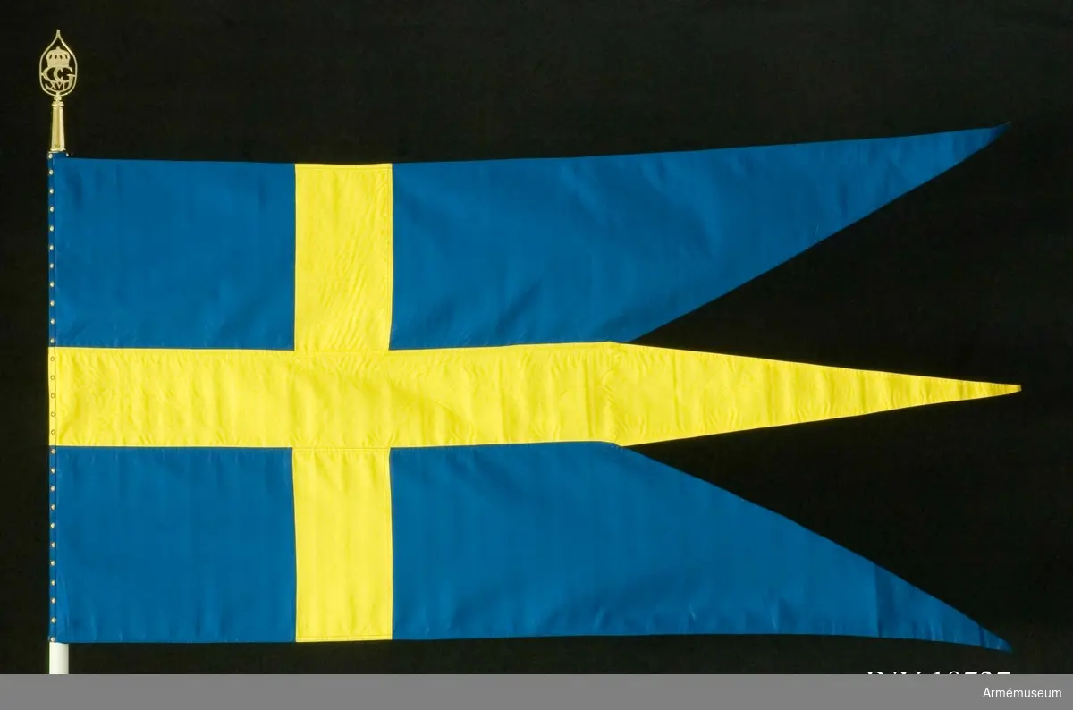 Samhörande fana och spetsblad. Tretungad blå-gul svensk fana.