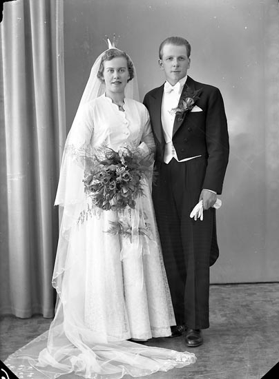 Enligt fotografens journal nr 8 1951-1957: "Karlsson, Herr Einar, Björröd, Kode".
Enligt fotografens notering: "Bruden. Fr. Ingrid Eliasson, Krokslycke Spekeröd".