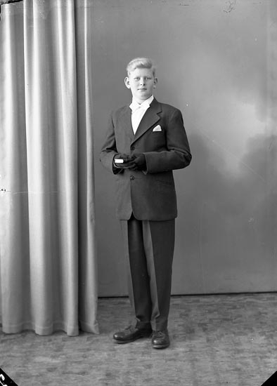 Enligt fotografens journal nr 8 1951-1957: "Östensson, Karl Axel, Solhälla, Ödsmål".