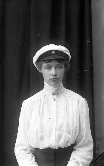 Enligt fotografens journal Lyckorna 1909-1918: "Fröken Johansson".