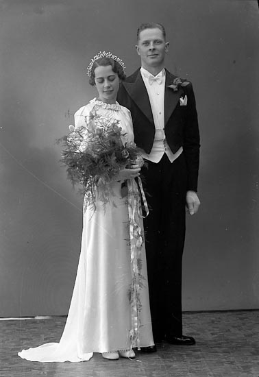 Enligt fotografens journal nr 6 1930-1943: "Sundberg, Brudparet Här".