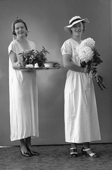 Enligt fotografens journal nr 6 1930-1943: "Nelson, Fr. Nora o Birgit Enander Här".