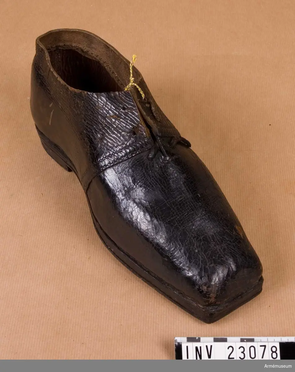 Grupp C I.
Skor av brunt läder, en av skorna försedd med röda lacksigill.