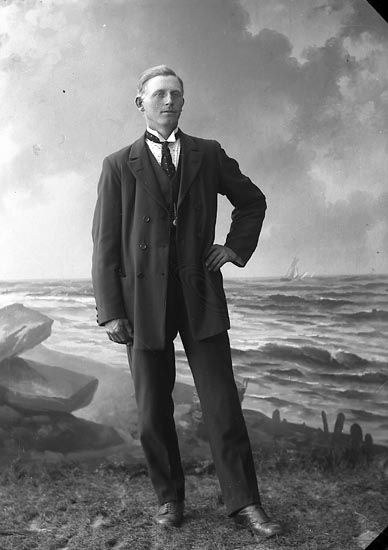 Enligt fotografens journal nr 4 1918-1922: "Rolfsson, Richard Efja Hjälteby".