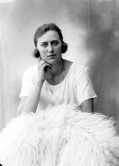 Enligt fotografens journal nr 5 1923-1929: "Rasmusson, Fr. Elsa Halltorp Kode".