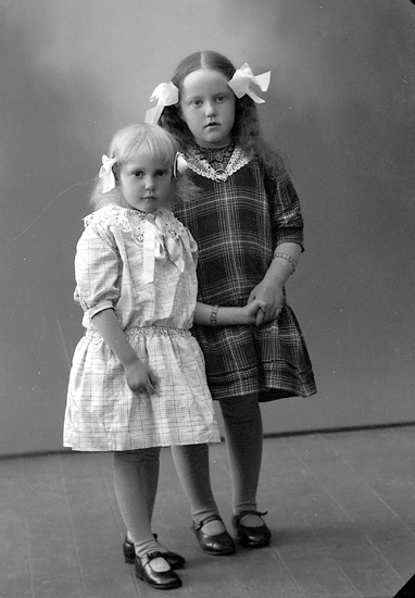 Enligt fotografens journal nr 5 1923-1929: "Ferdinandsson, Sara o Elsa, Dafinseröd, Ucklum".