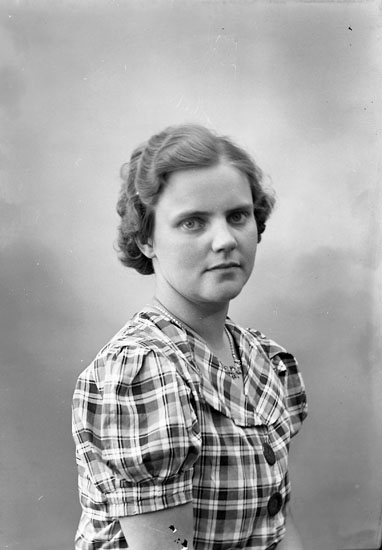 Enligt fotografens journal nr 6 1930-1943: "Johansson, Ingrid Fr. Stenungsund".