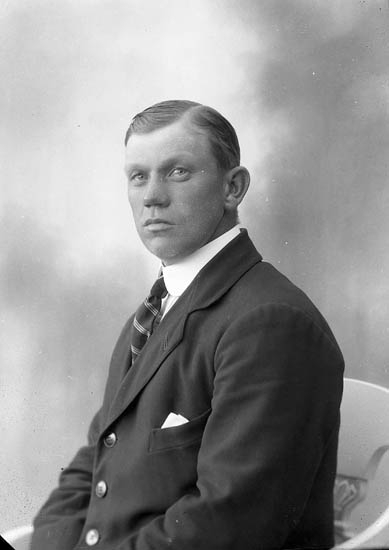Enligt fotografens journal nr 5 1923-1929: "Karlsson, Oskar Ödsmål".