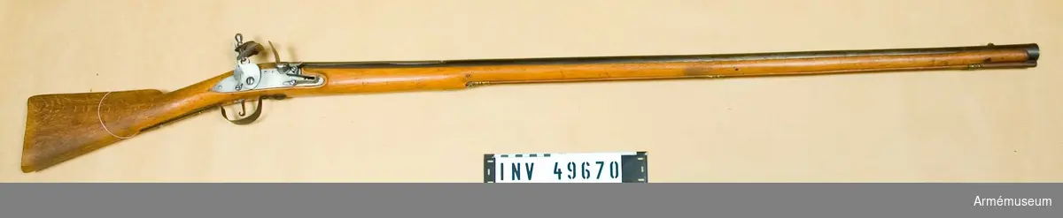 Grupp E XIV.
Loppets relativa längd är 56,3 kal.Afrikanskt gevär med flintlås. Bakplåten fattas. Barker. På pipan och kolven "233". 