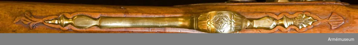 Grupp E XIV.
Loppets relativa längd är 74,8 kal.Afrikanskt gevär med flintlås. Inlagt med mässingsornament, lås och beslag är gaverad. På kolven finns nummer 25 och 190.