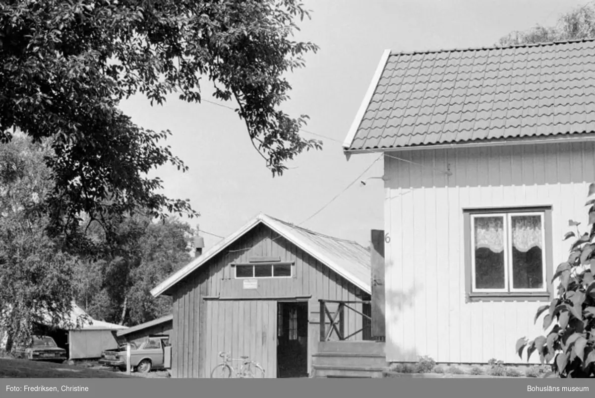 Motivbeskrivning: "Abel Johansson, Henån, Orust. Bostadshus och båtbyggarverkstad."
Datum: 19800710
Riktning: Ö