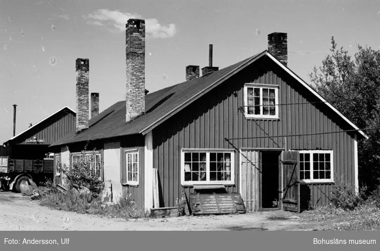 Bohusläns samhälls- och näringsliv. 2. STENINDUSTRIN.
Film: 46

Text som medföljde bilden: "Smedjan. Aug. 1977."