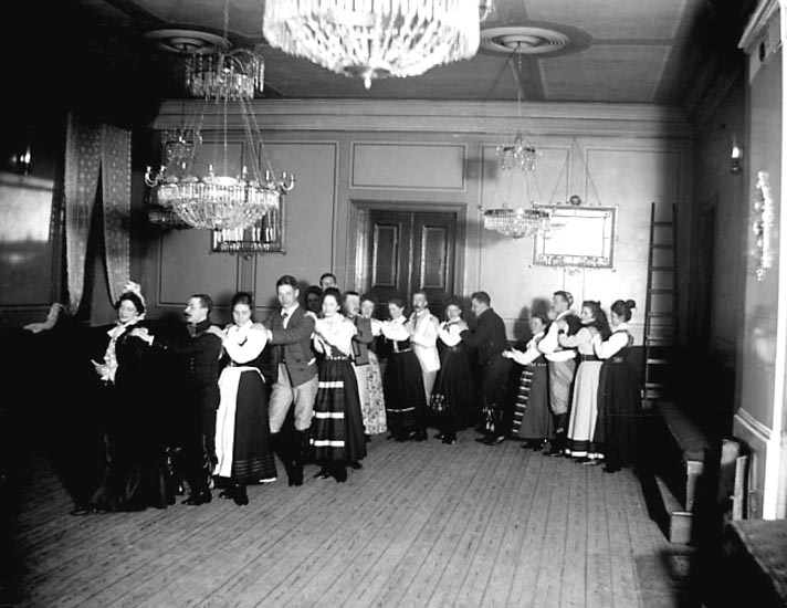 Folkdansare  i Rådhussalen år 1900