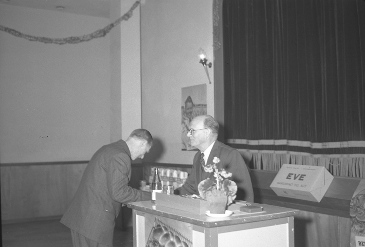 Text till bilden: "W. B. Konsum. Prisutdelning. Folkets Hus. 
B-sal. 1949.12.14"












i