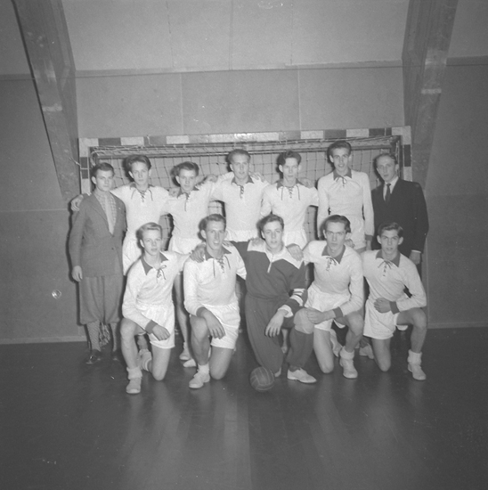 Text till bilden: "Handbollslaget LHK. 1949.12.18"












i