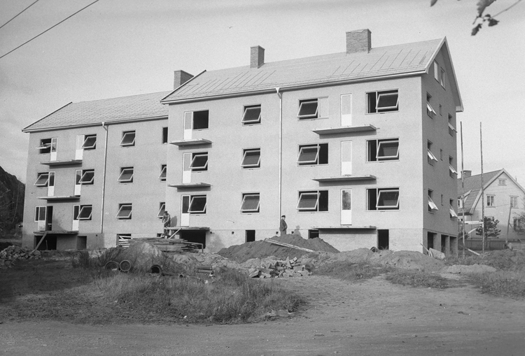Text till bilden: "Hus vid Slättens skola. 1951.11.01"












i