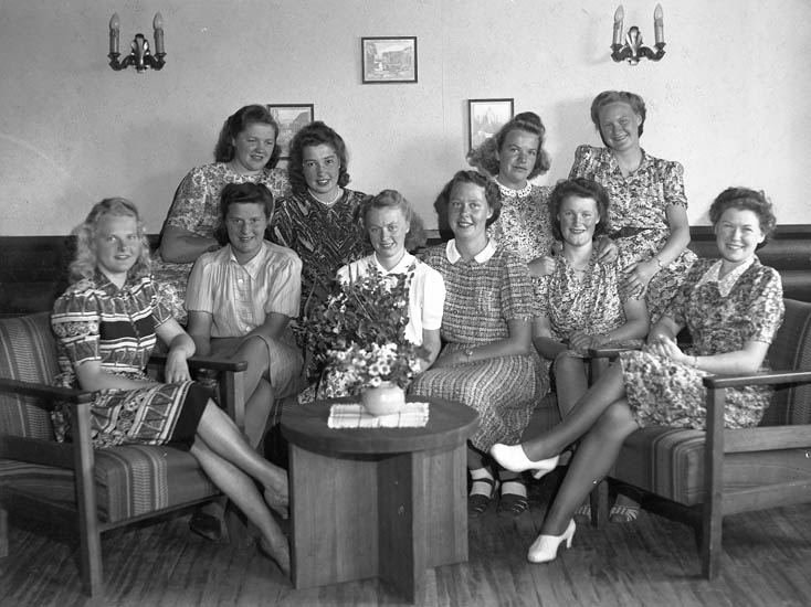 Text till bilden:"Gruppbild på tio damer".