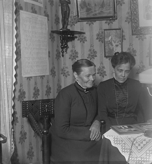 Enligt senare noteringar: "Mormor och A. Jansson från Ljungskile. Taget i mitt rum, 26/12 1915."