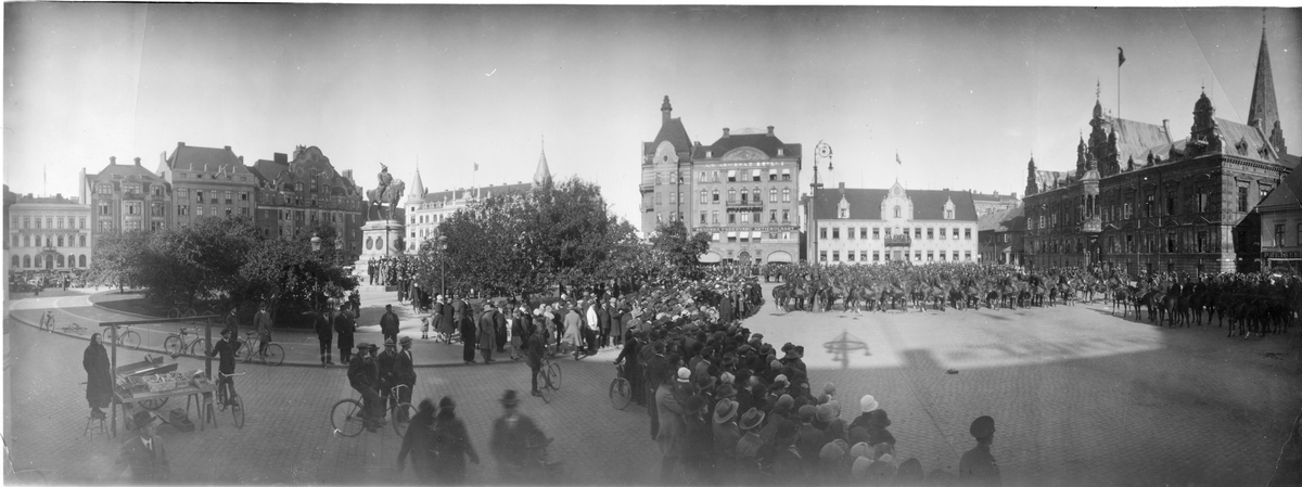 Kronprinsens husarer K 7 paraderar på torg i Malmö 1927.