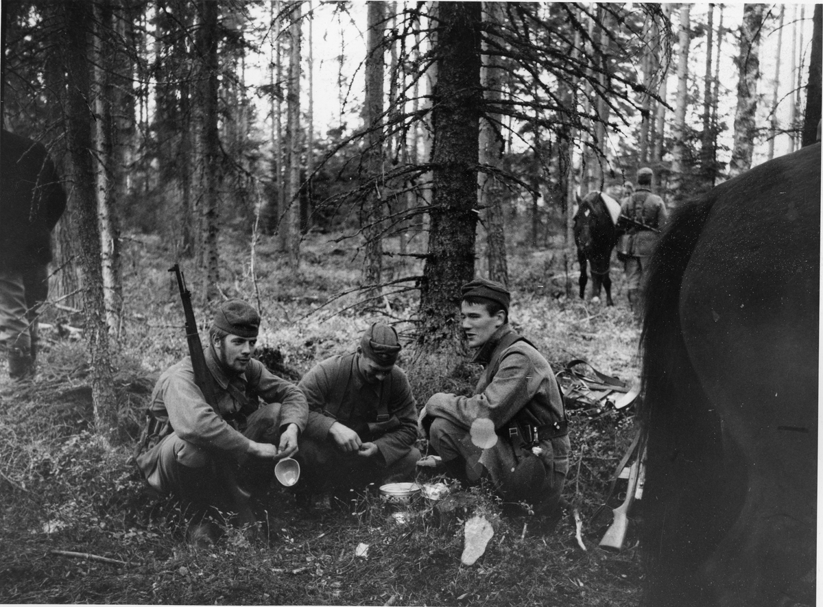 2:a jägarskvadronen KFÖ Strömsholm, fikapaus i skogen år 1964.