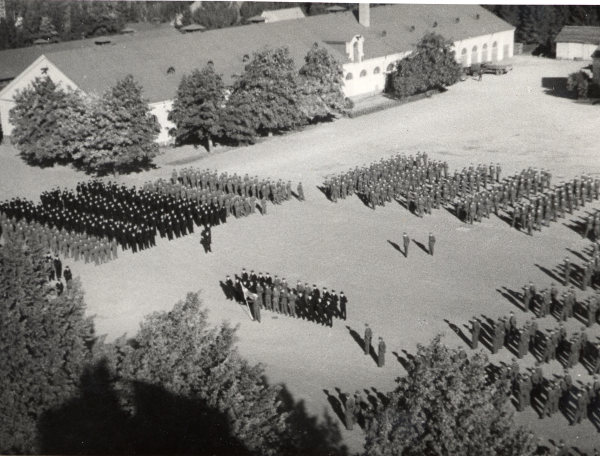 Avlämning till chefen på kaserngården vid Arméns underofficersskola (Försvarets läroverk) i Uppsala 1949.