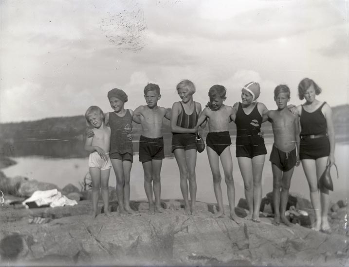 Barn i baddräkt vid Saltkällefjorden 1933