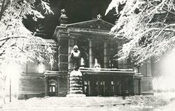 Oslo ved nat. Nationalteatret.