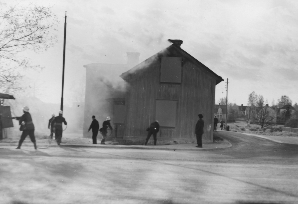 Enköping, stadsägan 231, Kölnbacksgatan 1 A, brandövning våren 1954, från Fjärdhundragatan, mot nordväst