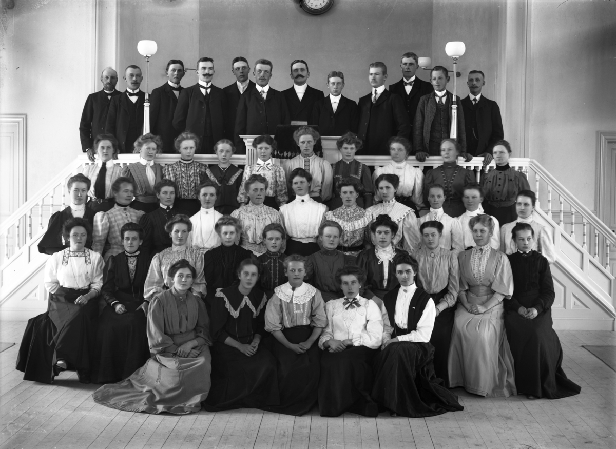 Gruppfoto Immanuelskyrkan sannolikt, Västra Ringgatan 16, Enköping, troligen 5 september 1908. Missionshus för Evangeliska Brödraförsamlingen i Enköping, invigt 1 december 1907.