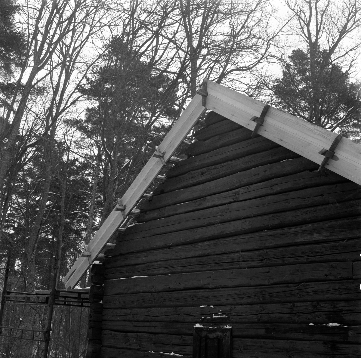 Friluftsmuseet, i Jönköpings stadspark, består av flera äldre byggnader till exempel soldattorpet, som flyttades från Linderås. Detta dokumenterades 1978-03-10.
