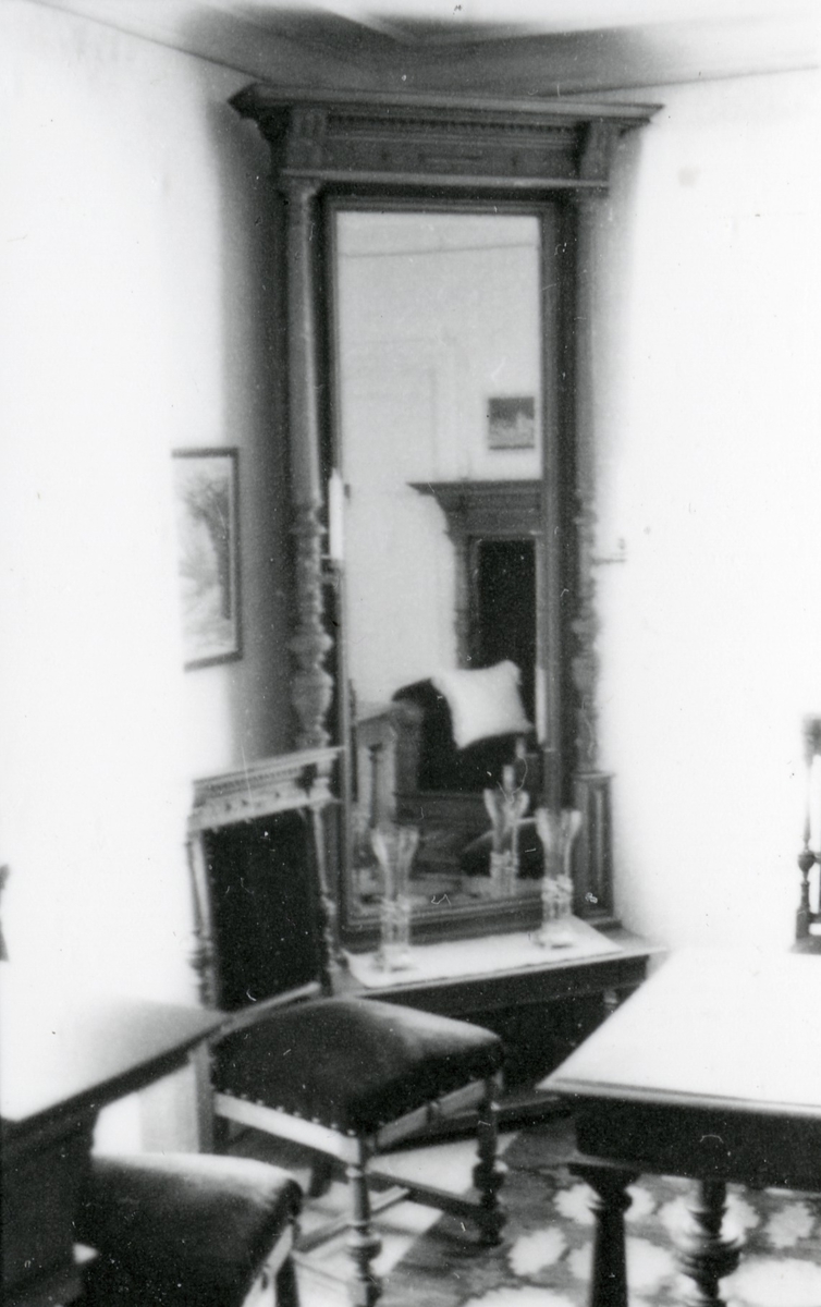 Dokumentation hemma hos Ebba och Margareta Johansson i Knäred. Stort matsalsmöblemang i ek, som tillverkats av deras far August Johansson (död 1920), för gården Magdelund i Knäred. Möblerna återköptes senare av familjen Johansson, En stol ingick i museets stolutställning vintern 1984-85.