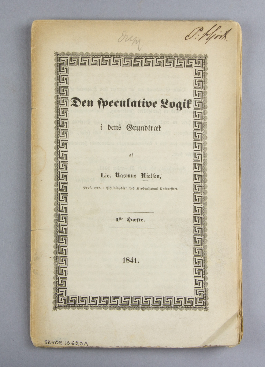 Bok, häftat pappersband: "Den speculative Logik i dens Grundtræk" skriven av Rasmus Nielsen och utgiven i Köpenhamn 1841.

Häftad och oskuren.