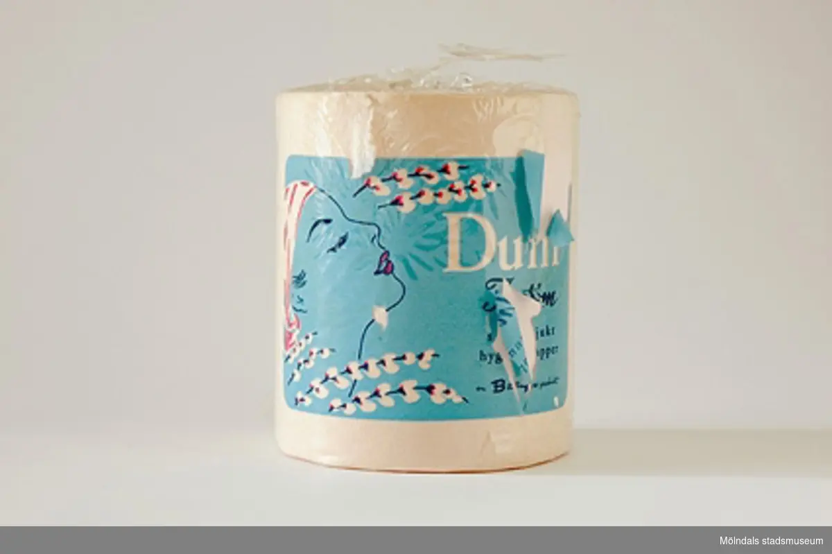 En rulle rosa toalettpapper inpackat i original cellofanförpackning."Duni, Intim sidenmjukt hygienpapper en Billing...ors produkt".