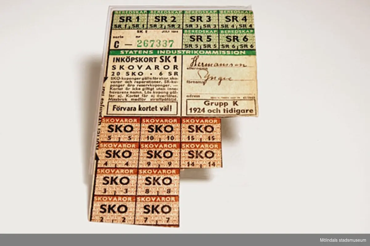 Ransoneringskort från andra världskriget. 20 st. bruna kort gäller för skor och skovaror och reparationer. 6 st. gröna SR reservkuponger. 10 st. skokuponger saknas.
