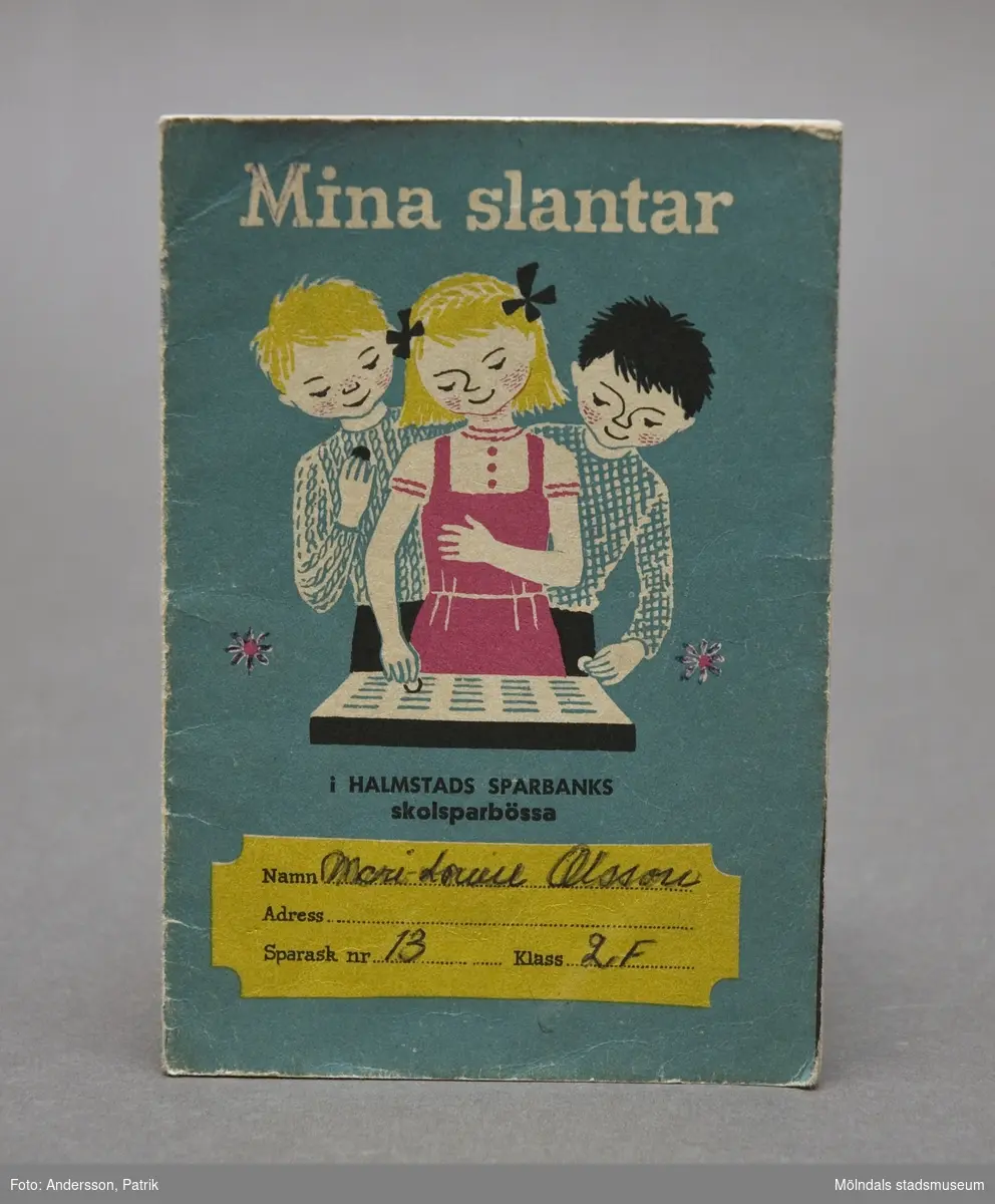 "Mina slantar", skolsparbanksbok i Halmstads Sparbanks skolsparbössa. "Sparslanten" uppmanade barn i lågstadiet att spara varje slant som de kunde avstå, sätta upp ett önskemål och anteckna nogrannt varje insatt krona och öre. 