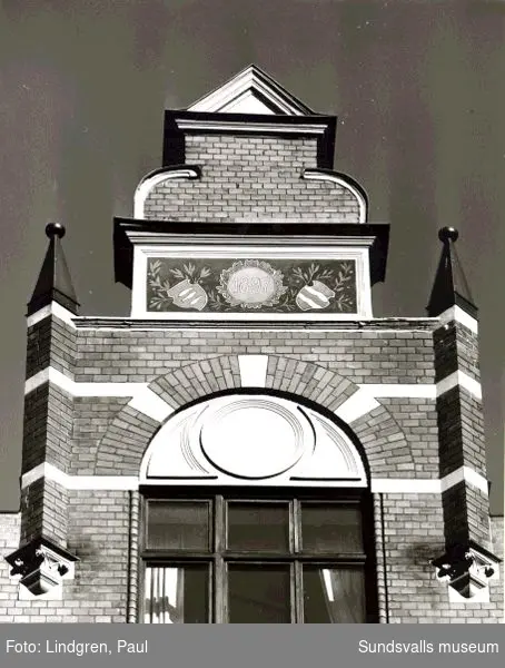 Fasaddetaljer på Holmströmska husets fasad. Hälsan 5, varuhuset Forum, Plakett av byggherren Otto Holmström